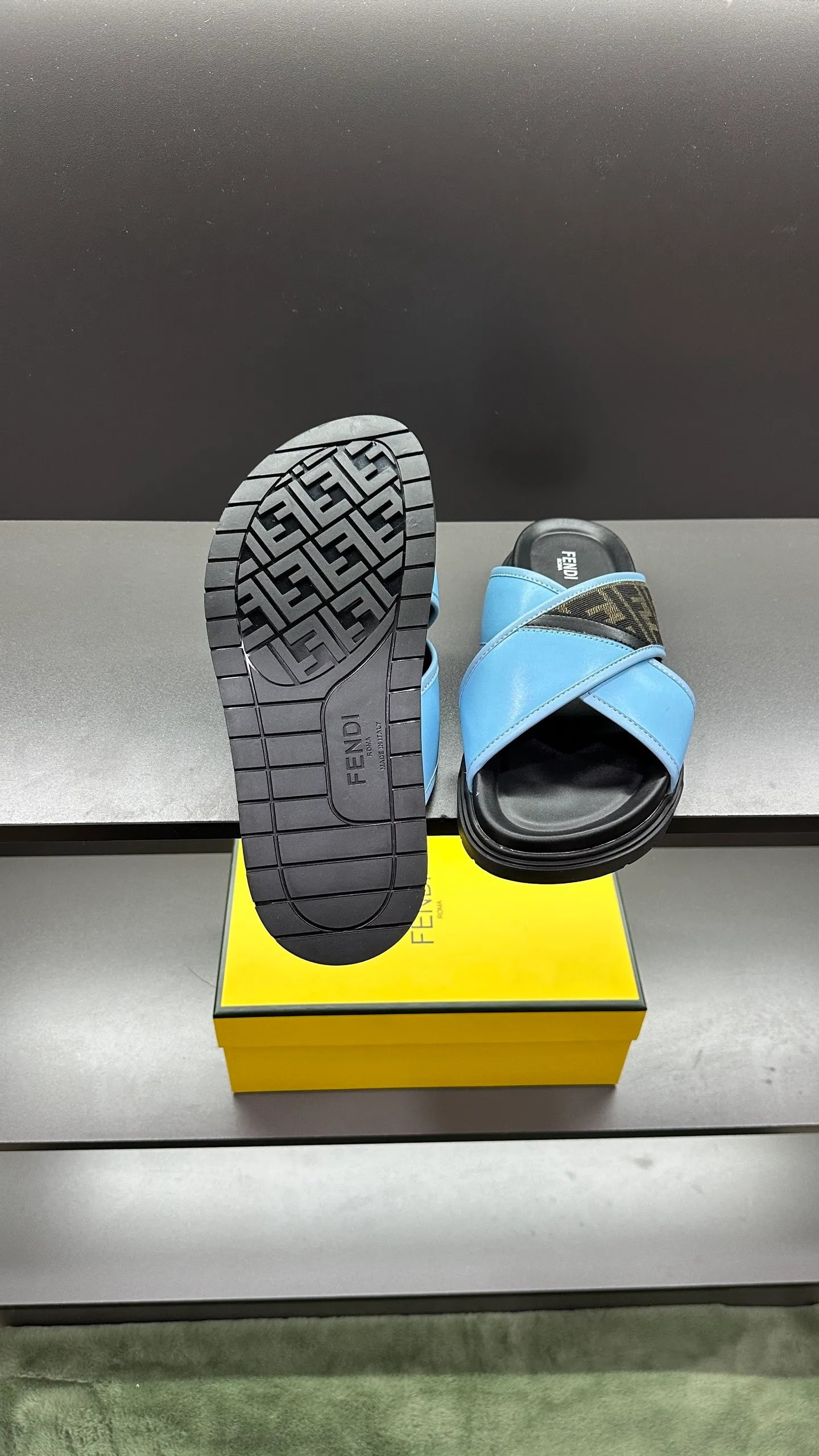 P300 [Fendi Slippers] High-end men's shoes brand, official website 1:1 latest masterpiece: original mold customization, fabrics made of imported original materials, upgraded outsole, lighter and non-slip. The market's top quality, simple yet tasteful, a must-have for fashionistas, fashionable at your feet, full of confidence, the same style at the counter 👍The season of summer slippers is here. Code: 38-45, 46 order